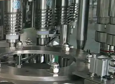 全自動(dòng)灌裝機(jī)搬運(yùn)吊裝作業(yè)（全自動(dòng)灌裝機(jī)精度調(diào)整）